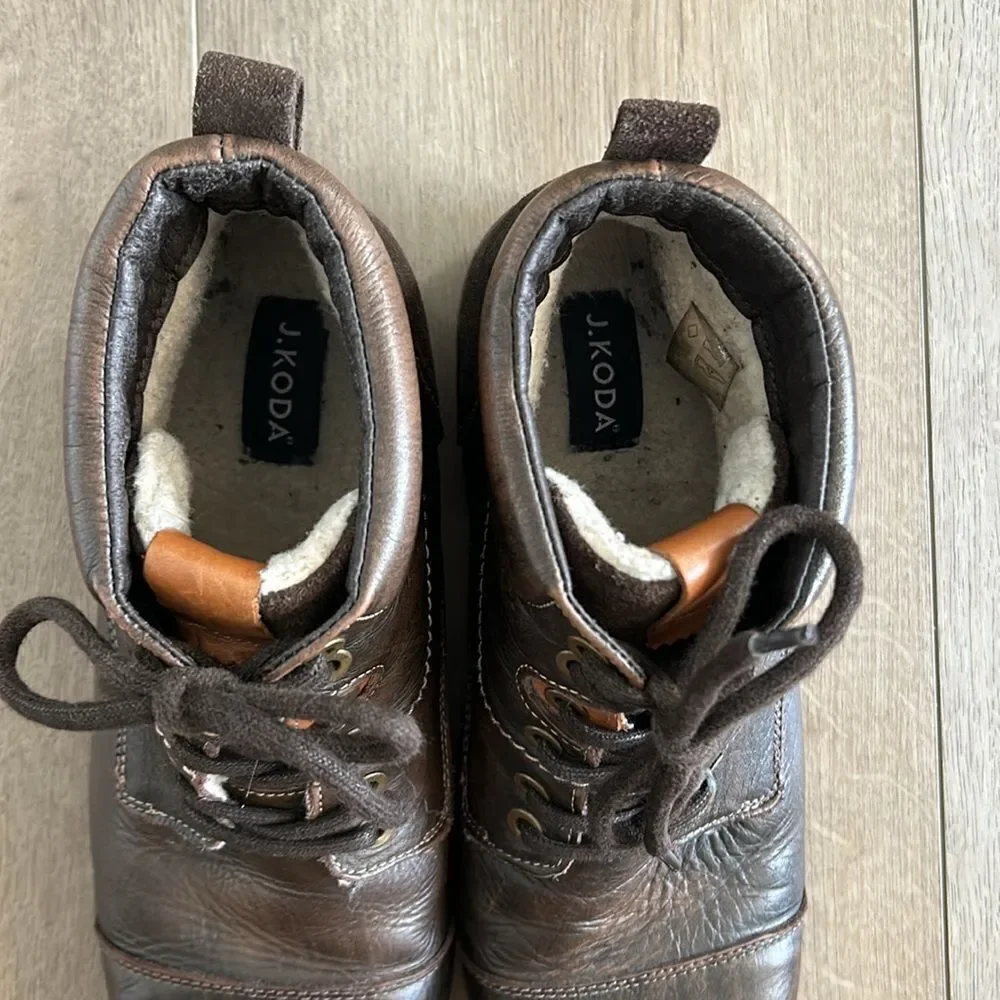 MENS J. KODA BROWN LEATHER HUGH BOOTS WITH SHERPA LINING SIZE 10